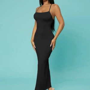 Svart långklänning - Intressekoll på min älskade svarta långklänning med öppen rygg. Det är den superpopulära från Shein, använd ett fåtal gånger så nyskick.💞pris kan möjligtvis diskuteras