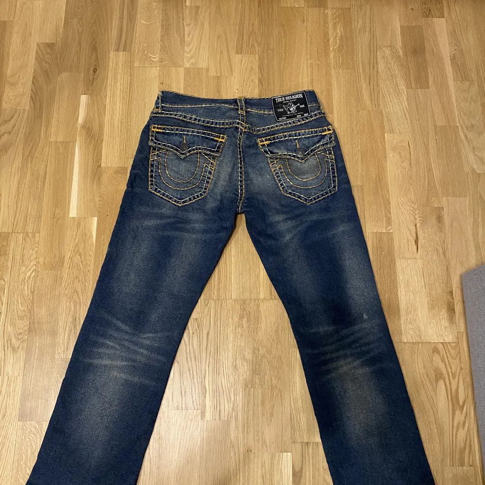 Säljer mina väldigt populära True religion jeans då de blivit för stora för mig, har använt de några få gånger,  Köpt för full pris på Zalando, kvitto finns Storlek: 31 -Vid Snabb affär kan jag gå ner i pris- . Jeans & Byxor.