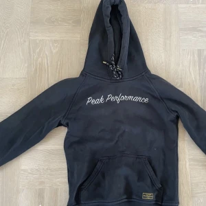 Peak hoodie🤗 - En peak performance hoodie som är svart/mörkblå. Passar bäst som XS ‼️skriv innan ni trycker på köp direkt‼️