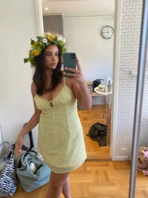 Midsommar klänning  - Den här fina klänningen är bara använd en gång endast. Jättesöt sommar klänning som man kan använda under hela sommaren. 