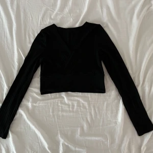 Svart tröja - En jätte gullig långärmad topp. Aldrig använts. Inga defekter. Skriv om ni har frågor🖤priset går att diskutera 