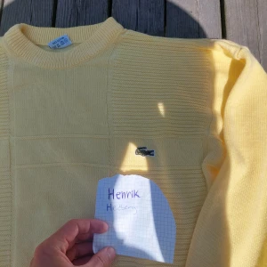 Lacoste tröja - Vintage lacoste i grymt skick!   Storlek: Fits S 