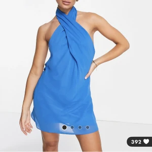 Klänning - Superfin klänning med öppen rygg. Sitter så snyggt 💙 fint skick. Storlek 36 Skriv för fler bilder