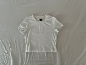 Vit topp - En super gullig vit topp. Använts 1-2 gånger max. Inga defekter. Skriv om ni har några frågor🤍priset går att diskutera