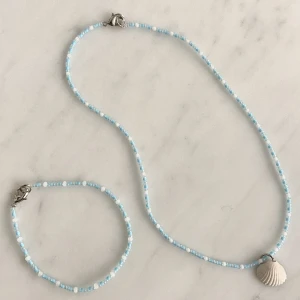 Smycken set - Pärlhalsband med snäcka med ett matchande armband, i blått!  Går även att beställa ditt egna smycke, valfria färger. Skicka ett meddelande för att se vilka färger som finns. Säljer fler olika smycken på min sida🫶🏼