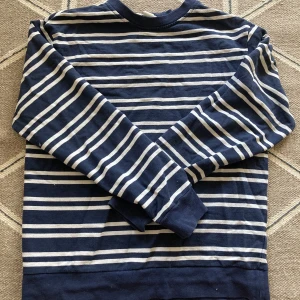 Randig tröja  - Köpt på h&m länge sen men knappast använd! 