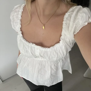 Hm topp/blus - Säljer denna hm topp/blus i storlek M! Nypris 229kr