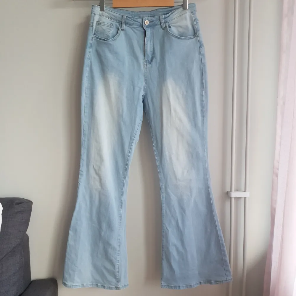 Bootcut jeans med hög midja och stretchigt material. Är använda ett fåtal gånger och är i ett fräscht skick.. Jeans & Byxor.