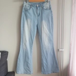 Jeans - Bootcut jeans med hög midja och stretchigt material. Är använda ett fåtal gånger och är i ett fräscht skick.