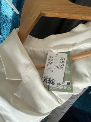 Kavaj - Aldrig använt. Köpte den för 400. Om du vill ha den står du för frakten