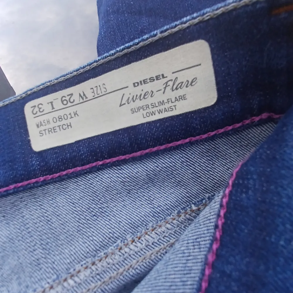 Säljer mina mörkblå low waist flare diesel jeans som jag köpa på secondhand. Jag har alldrig använt dom eftersom dom var för små. Dom är väldigt slita vid grenen och vid knät men annars är dom fina.  Strl. W,29 L, 32.  Köparen står för frakten😊. Jeans & Byxor.