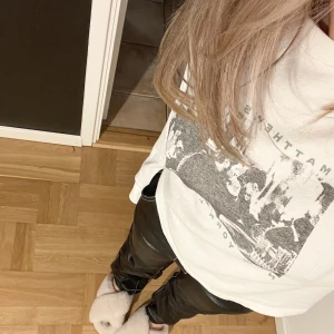 brandy melville tröja - tröja köpt för ca 25 euro, inga fläckar, bra skick, säljs för 200 kr pris går att förhandla om