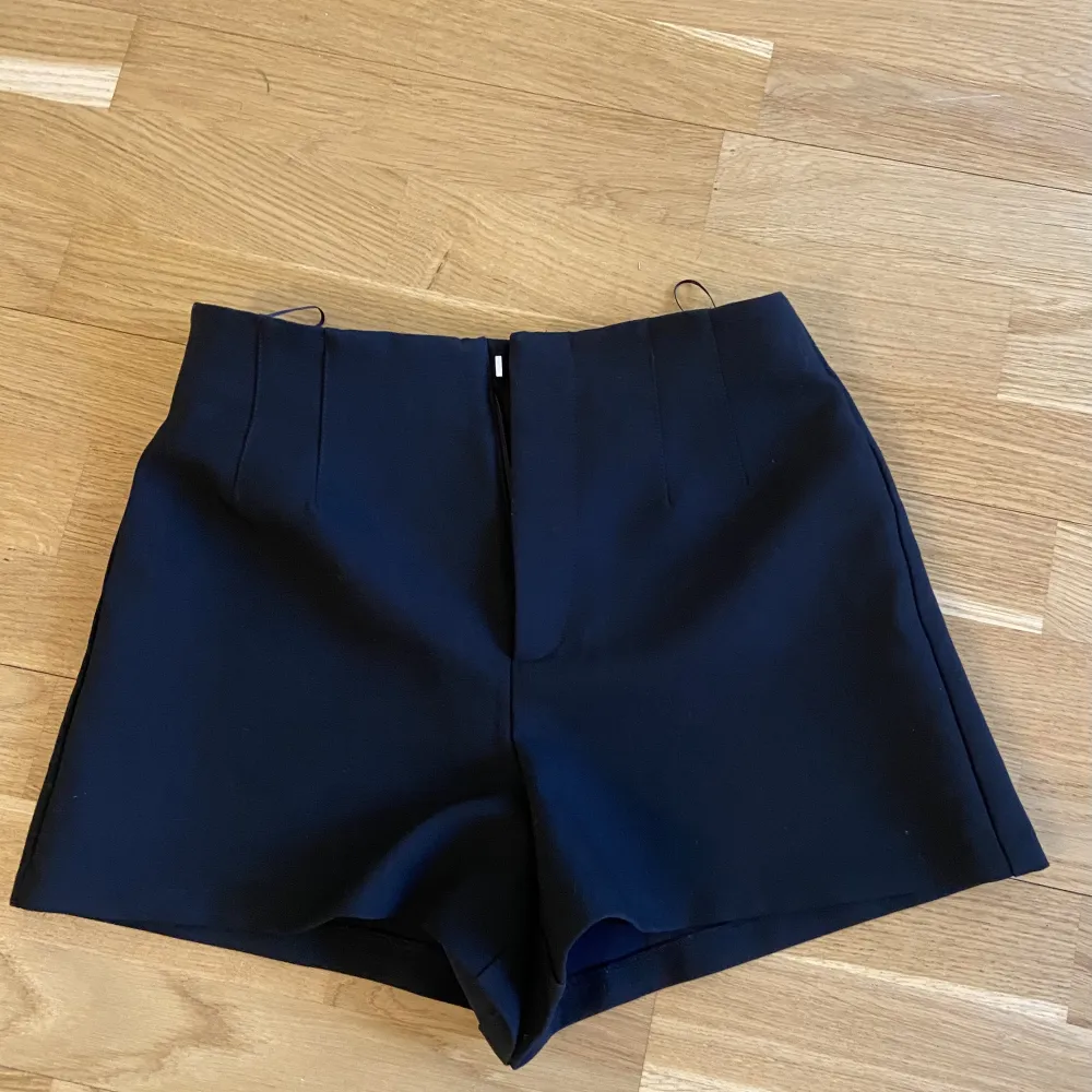 Svarta kostym short från  zara  som tyvärr är för små. Säljer för 200kr + frakt🫶. Shorts.