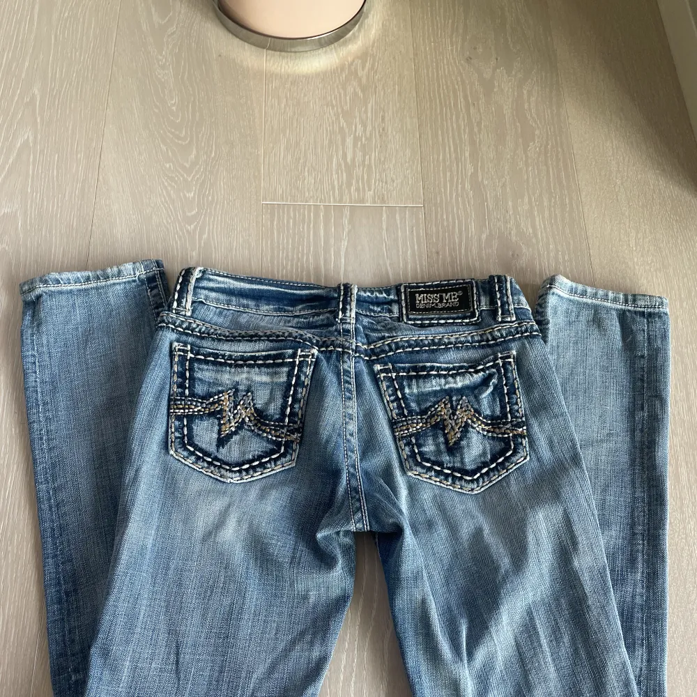 Ett par skitcoola miss me jeans från Sellpy,i storlek 28. Jeansen är i ett super bra skick. Modellen är Sunny skinny. Skriv om du har några frågor!💗⚠️LÄS BIO⚠️SÅLDA. Jeans & Byxor.