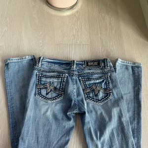 Miss me jeans - Ett par skitcoola miss me jeans från Sellpy,i storlek 28. Jeansen är i ett super bra skick. Modellen är Sunny skinny. Skriv om du har några frågor!💗⚠️LÄS BIO⚠️SÅLDA