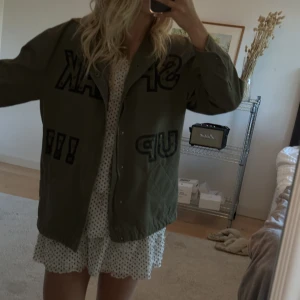 Militärgrön jacka - Ascool jacka med tryck både fram och bak! Passar perfekt nu till sommaren🌸