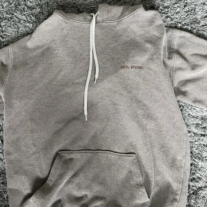 Mysig och snygg hoodie från Boohoo🤎😍 - Oversized hoodie från Boohoo med snygg detalj!💖 Använd fåtal gånger och i relativt bra skick☺️