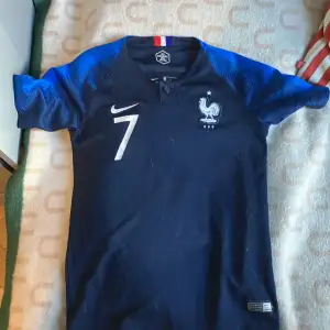 Frankrike tröja med Griezmann på ryggen. Tröjan är från året dom vann VM!