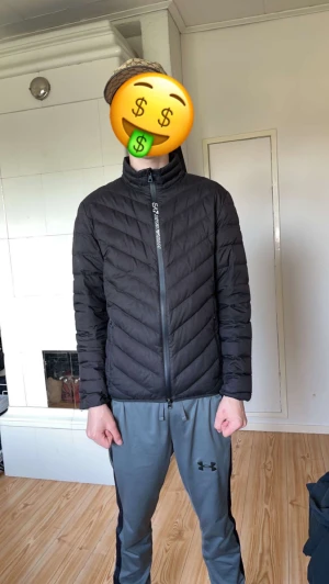 Ea7 jacka  - Hej säljer nu min ea7 Armani jacka som dp inte kommit till användning på ett bra tag storleken är S men m kan även ha den köper står även för frakt
