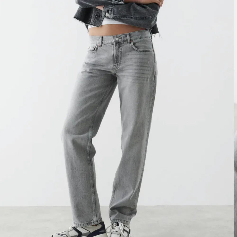 Säljer dessa gråa lågmidjade jeansen från Gina tricot. Endast använda fåtal gånger så i fint skick💕💕 Nypris 499kr. Skriv vid frågor eller intresse!. Jeans & Byxor.