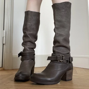 Otroliga boots! - Ett par sjukt snygga stövlar i en lite mer elegant western-stil!⭐️  I äkta läder! Storlek 37! Tveka inte vid frågor!