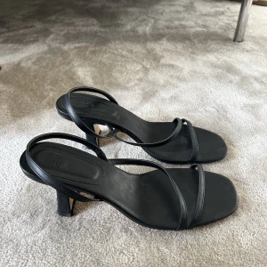 Klackar - Klackar från H&M i storlek 38. Sparsamt använda.