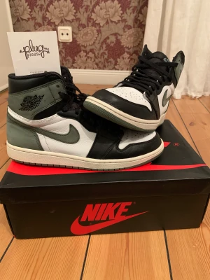 Jordan 1 clay green - Tja! Säljer nu mina Jordan 1 clay green som är ganska använda men jag har fixat så att de ser nya och fräscha ut. Kvitto och fler bilder finns. Låda kommer med. Priset inte hugget i sten