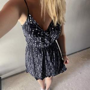 Säljer denna söta klänning som är i storlek 38 men passar mig som har storlek 36! 💕