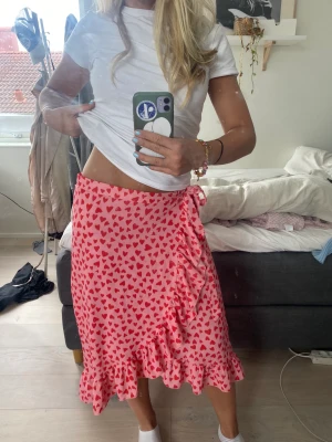 Kjol med volang - Hjärt-mönstrad kjol med volang oxh knytning på sidan