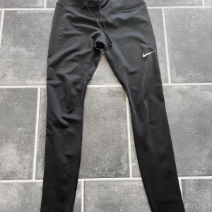 Träningstights nike - Träningstights från NIKE använda två gånger
