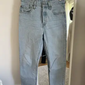 säljer mina levis 501 jeans i en ljusblå tvätt💓använda 2 gånger pga förstora💘storleken är W27 och L26 så de är ankellånga på mej som är 164cm! nypris 1200kr🫶🏼