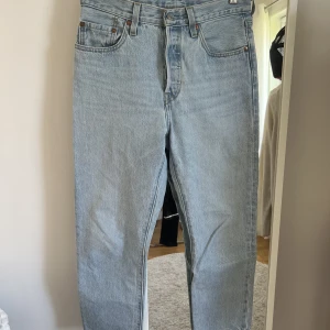 levis 501 - säljer mina levis 501 jeans i en ljusblå tvätt💓använda 2 gånger pga förstora💘storleken är W27 och L26 så de är ankellånga på mej som är 164cm! nypris 1200kr🫶🏼