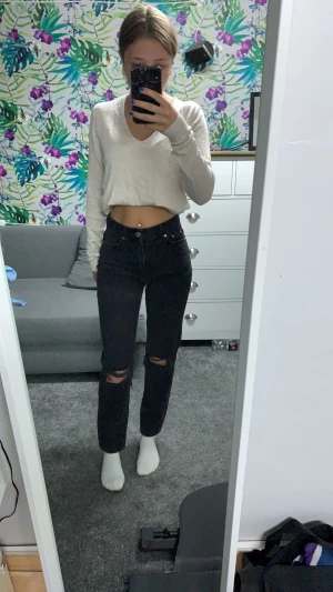 Svarat jeans  - Svarat jeans från Gina tricot kostade 350 säljer för 100kr alldrig anvönda då ja inte tycker om dom 