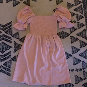 Klänning - Super fin rosa klänning, aldrig använd strl xs
