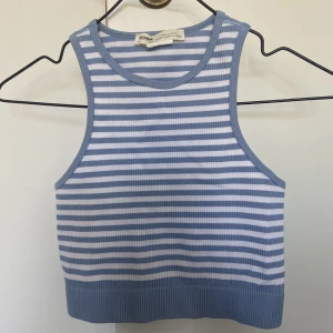 PULL&BEAR-linne - Ett supergulligt linne/croptop från PULL&BEAR i jätteskönt material, köpt förra sommaren och väldigt oanvänd. Den är ribbad och passar till det mesta❤️