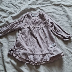 Newbie stl 62 - Jätte söt klänning i ljus lila färg, fint skick ser knappt använd ut. 