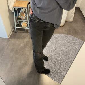 Ett par svarta/grå jeans från gina tricot i storlek 32, de har ett hål på vänstra knät och är fransade i ändarna. Det är midwaist och är i perfekt längd för mig som är 160cm💓bara att skriva vid funderingar💓