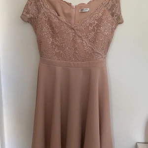 GODDIVA Festklänning - Perfekt skick. Använd en gång. Storlek EUR 40 men känns mer som en 38. Säljer för 300 kr. Köpt för 699 kr. 
