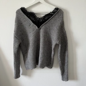 Stickad tröja  - Stickat tröja med speturringning, skulle tippa storlek xs-m beroende på hur man vill att den ska sitta