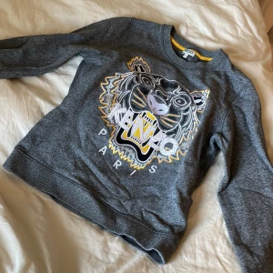 Kenzo tröja  - Fräsch kenzo tröja använd bara ett fåtal gånger, gott som ny! Storlek är M men passar både M och S. Köpt för 1999, säljer för 1000. Pris kan givetvis diskuteras vid snabbköp