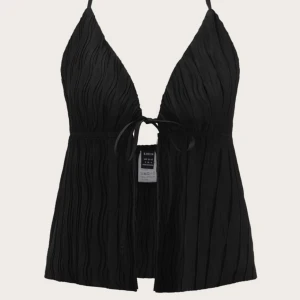 Knyttopp - Säljer jättefin topp man knyter i nacken från Shein! Perfekt till sommarkvällar🌸🫶🏻