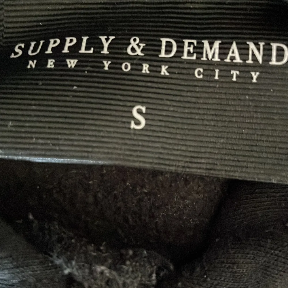 Supply & demand hoodie i nyskick, endast testad en gång💫. Storlek S. Hoodies.