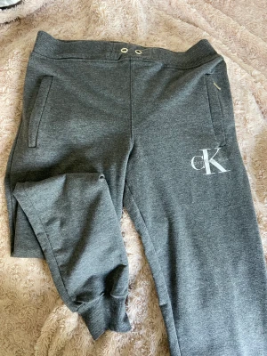 Mjukisbyxor  - Mjukisbyxor från calvin klein jeans Små i storleken, uppskattad Medium