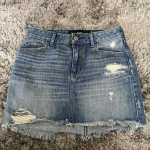 Säljer Hollister jeans kjol, inte andvänd en ända gång så därför nyskick💓pris+frakt
