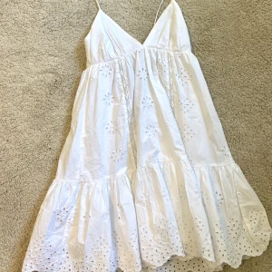 Zara klänning vit - Säljer en vit Zaraklänning från förra säsongen. Nästan oanvänd och säljes eftersom den blivit för liten. Passar perfekt till skolavslutningen såväl som en vanlig sommardag. Skriv för fler bilder. Notera att frakten är 99 kr, det gick bara inte att skriva!