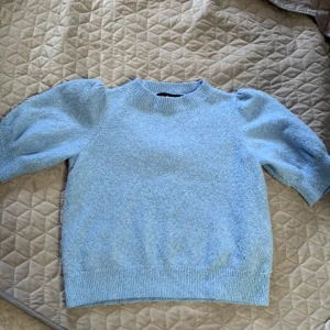 Strickrad Tröja  - En strickrad Tröja i färgen blå , har bara använts 1 gång🫶🏼