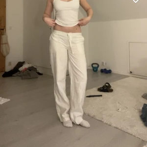 Linnebyxor - Vita linnebyxor från bonprix i stl 36 men omsydda till stl 34💕superfint sydda och inga andra defekter.