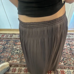 Långkjol - Superfin långkjol köp på arkivet. Jag får tyvärr inte användning av den. Snygg mörklila färg. Perfekt till sommaren😍👌🏼