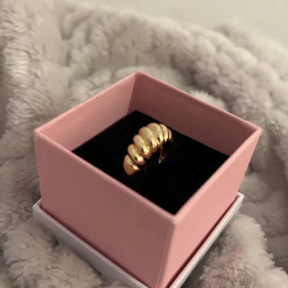En enkel och fin guld ring, kommer ej till användning eftersom jag ej anvönder guld smycken mer. Använt en gång. Accessoarer.