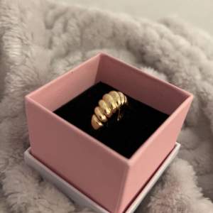 En enkel och fin guld ring, kommer ej till användning eftersom jag ej anvönder guld smycken mer. Använt en gång